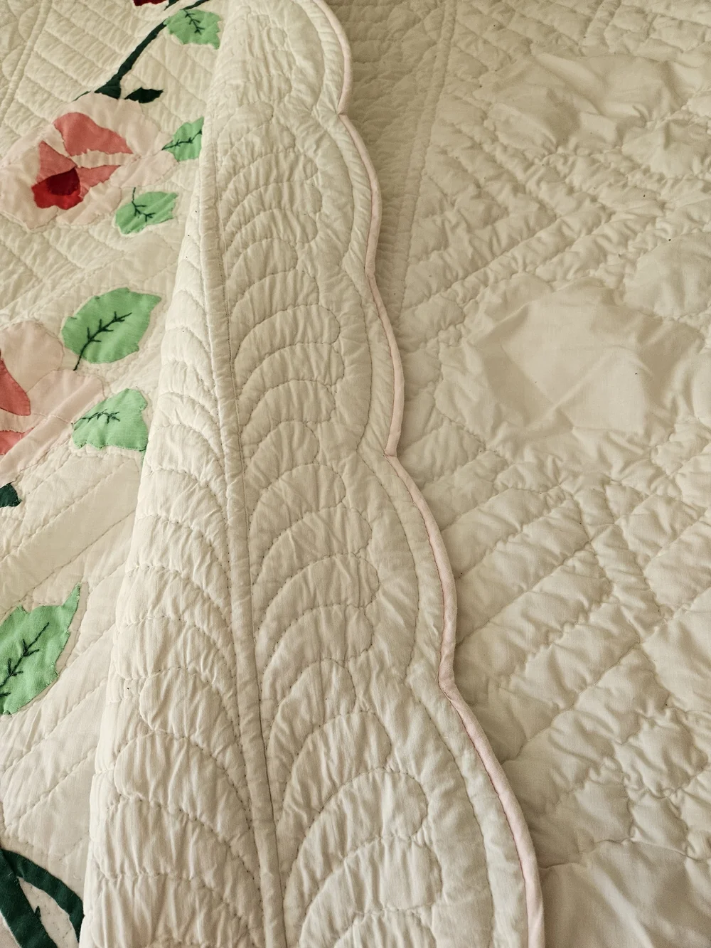 White Floral Appliqué Quilt Bedspread - Pink & Green